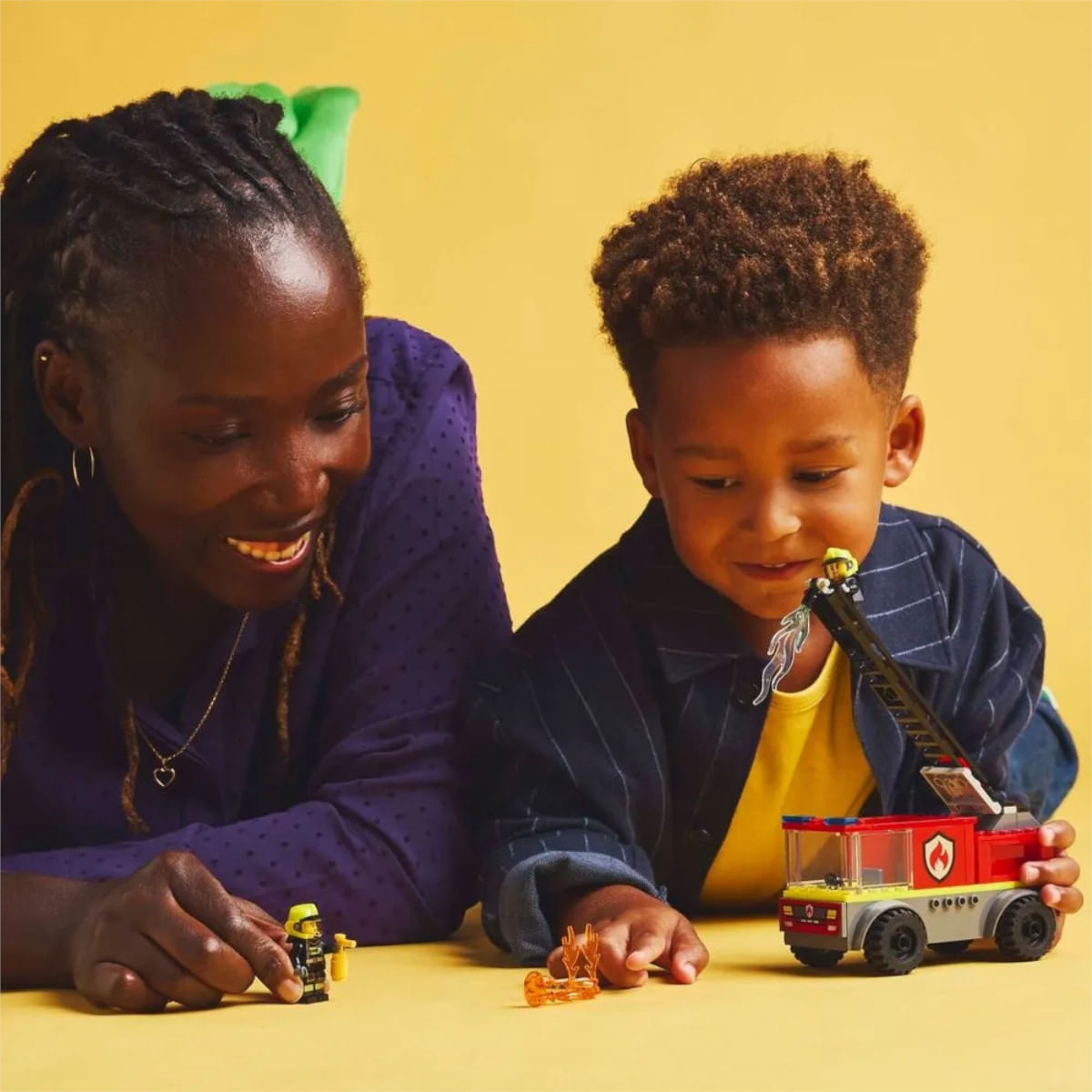 Lego City Caminhão de Bombeiros com Escada Combate Fogo - 4111160463 - LEGO - Imagem 3